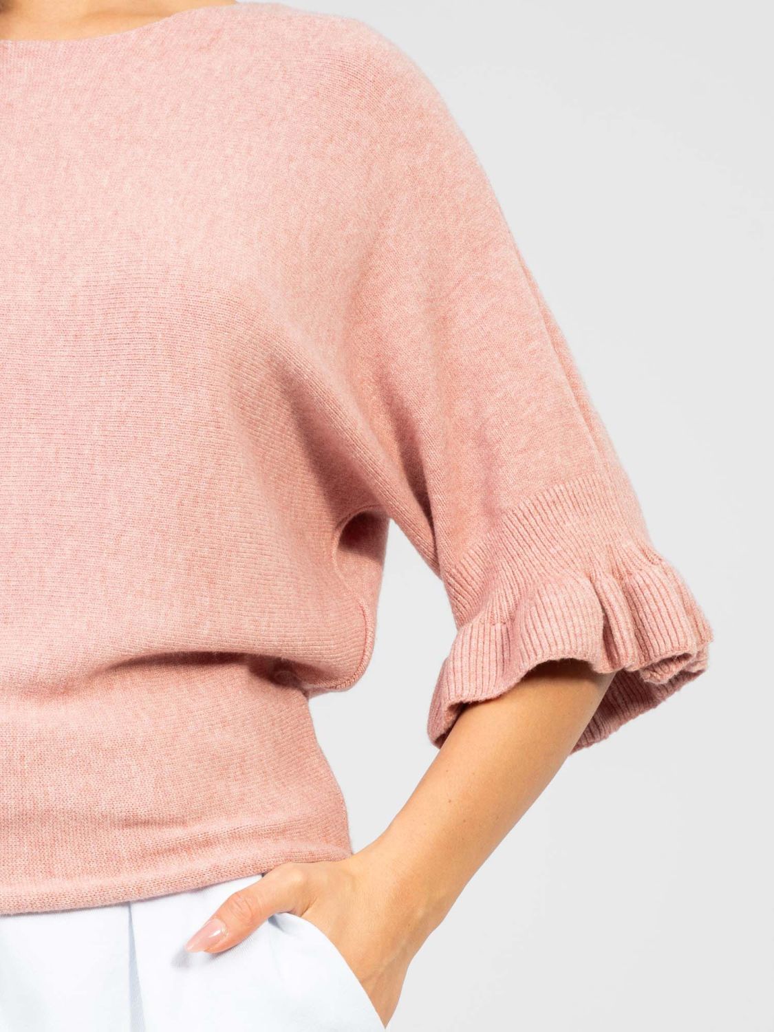 Elegantný ružový pulóver s 3/4 rukávmi a volánom