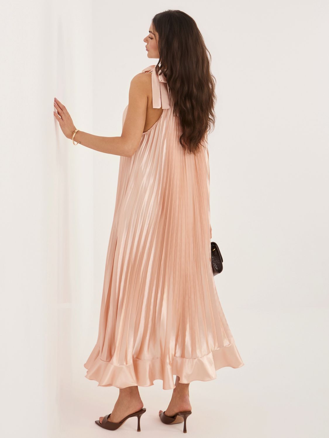 Broskyňové koktejlové midi šaty s volánom a viazaním