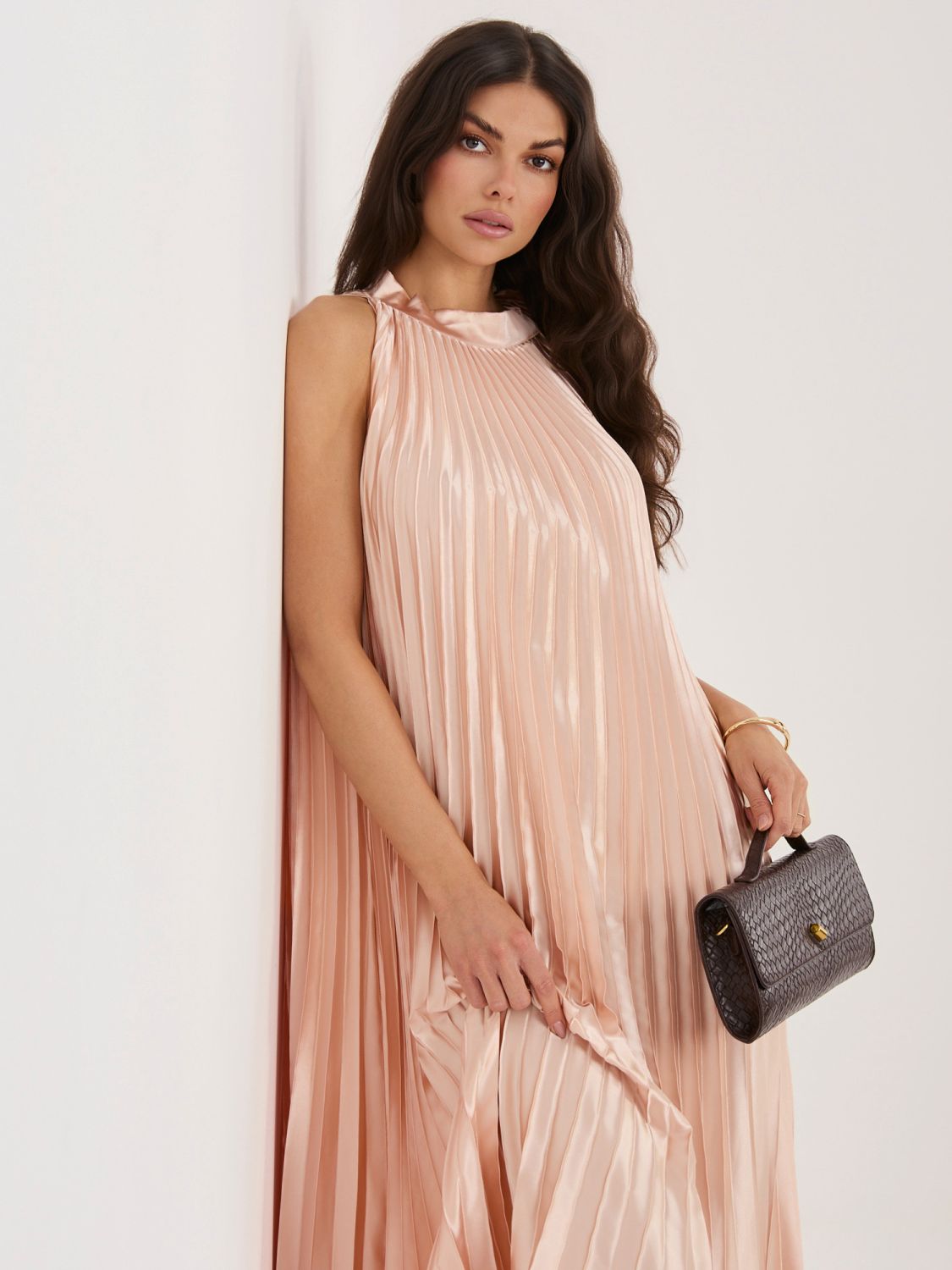 Broskyňové koktejlové midi šaty s volánom a viazaním