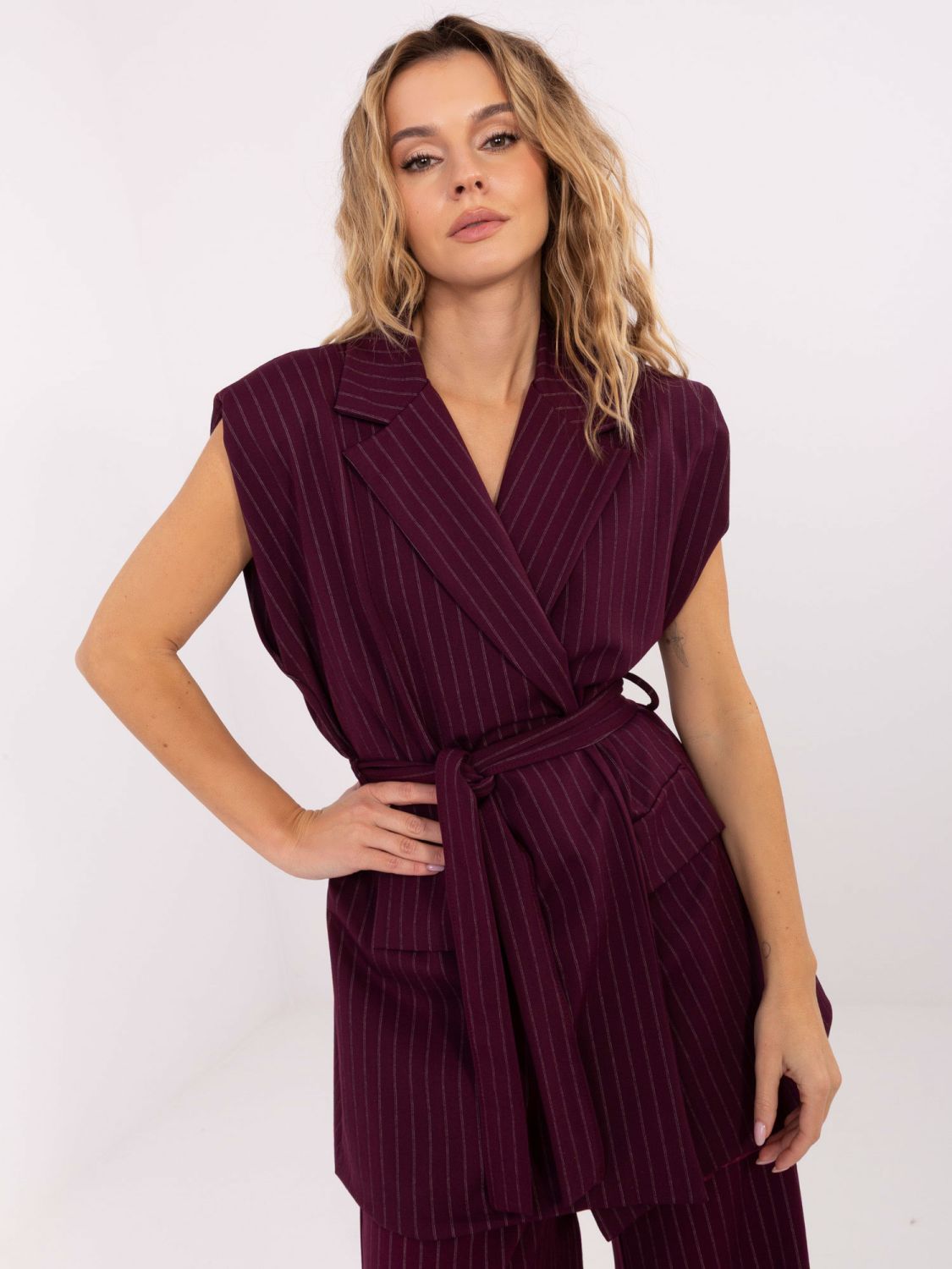 Elegantná bordová vesta s pásikmi a opaskom