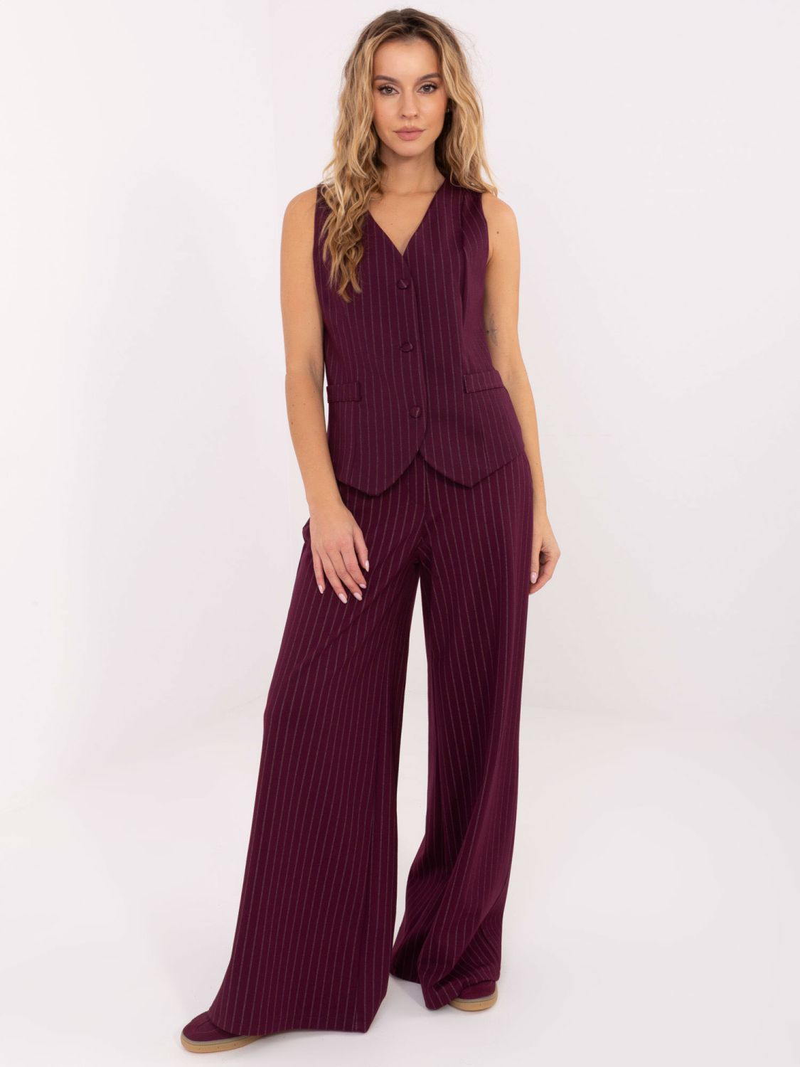 Elegantná bordová dámska vesta s pásikmi