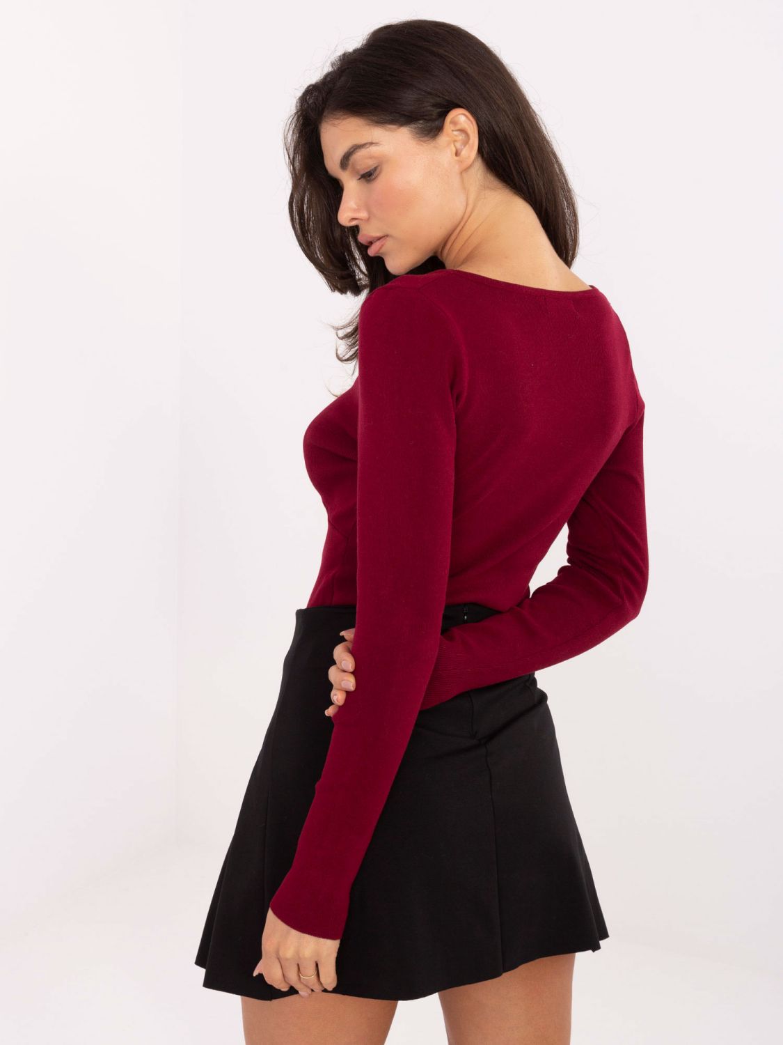Bordový elegantný pulóver s V-výstrihom