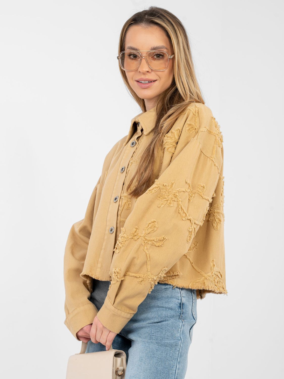 Krátka hnedá džínsová bunda s kvetinovou aplikáciou