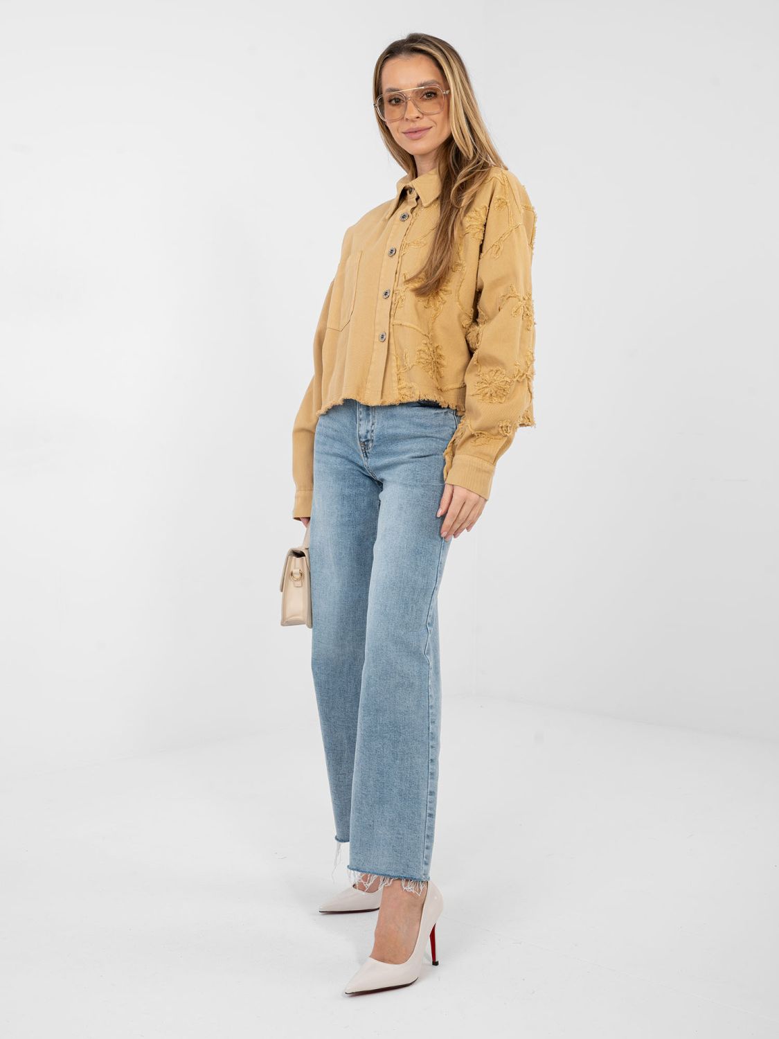 Krátka hnedá džínsová bunda s kvetinovou aplikáciou