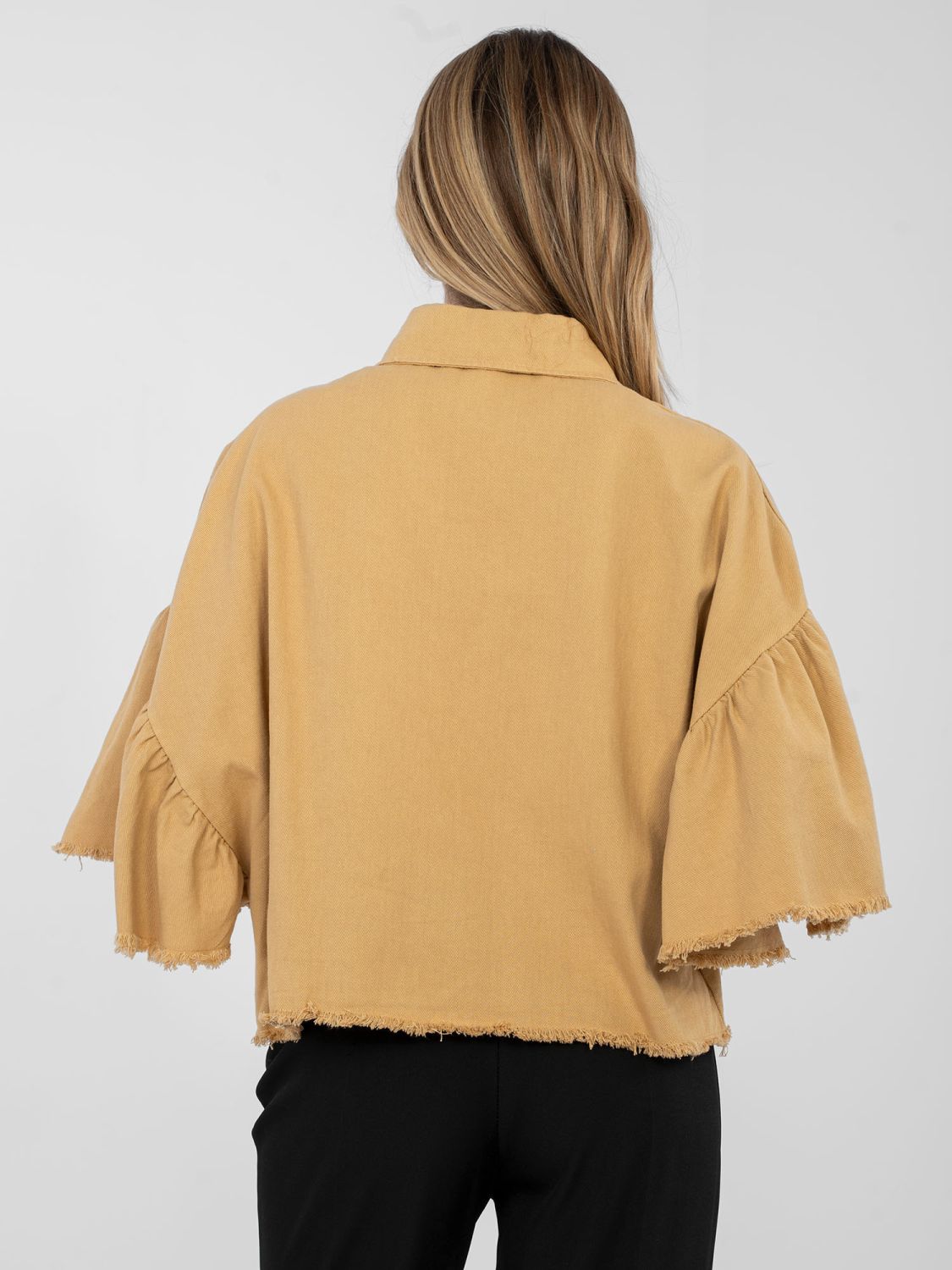 Krátka hnedá bavlnená bunda s volánom a 3/4 rukávmi