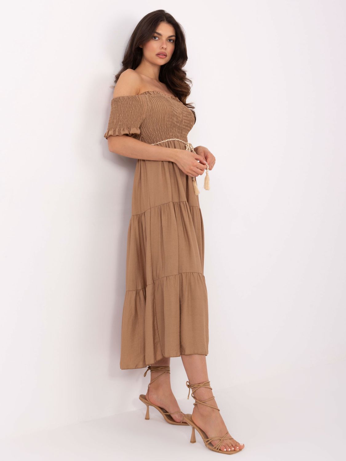 Camel hnedé letné midi šaty s off-shoulder strihom