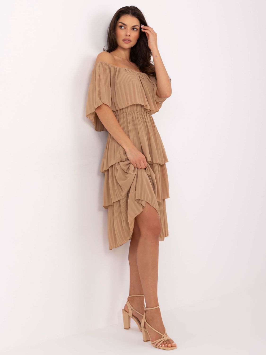 Camel hnedé elegantné off-shoulder šaty s volánom