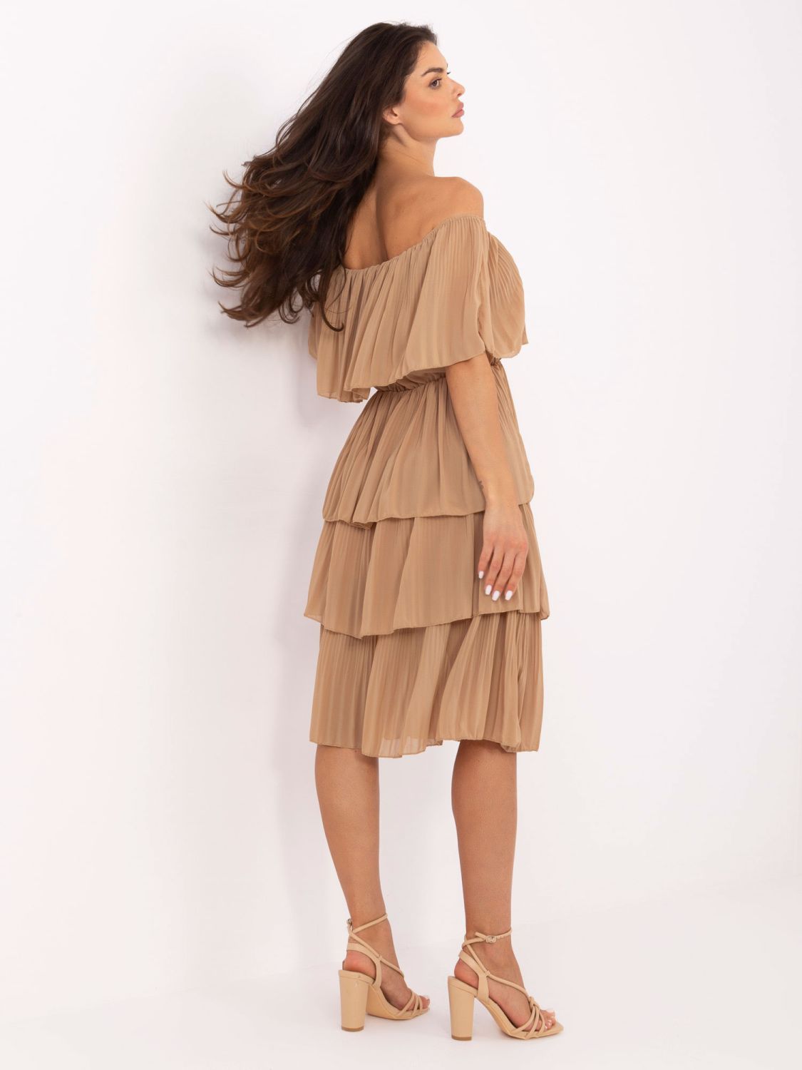 Camel hnedé elegantné off-shoulder šaty s volánom