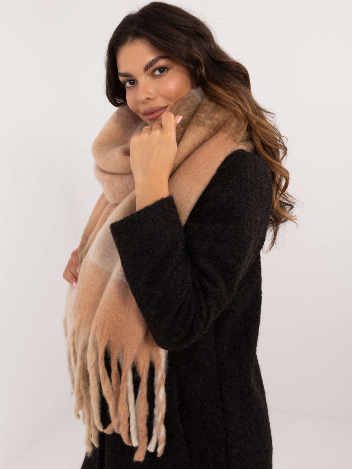 Hnedý šál s károvaným vzorom