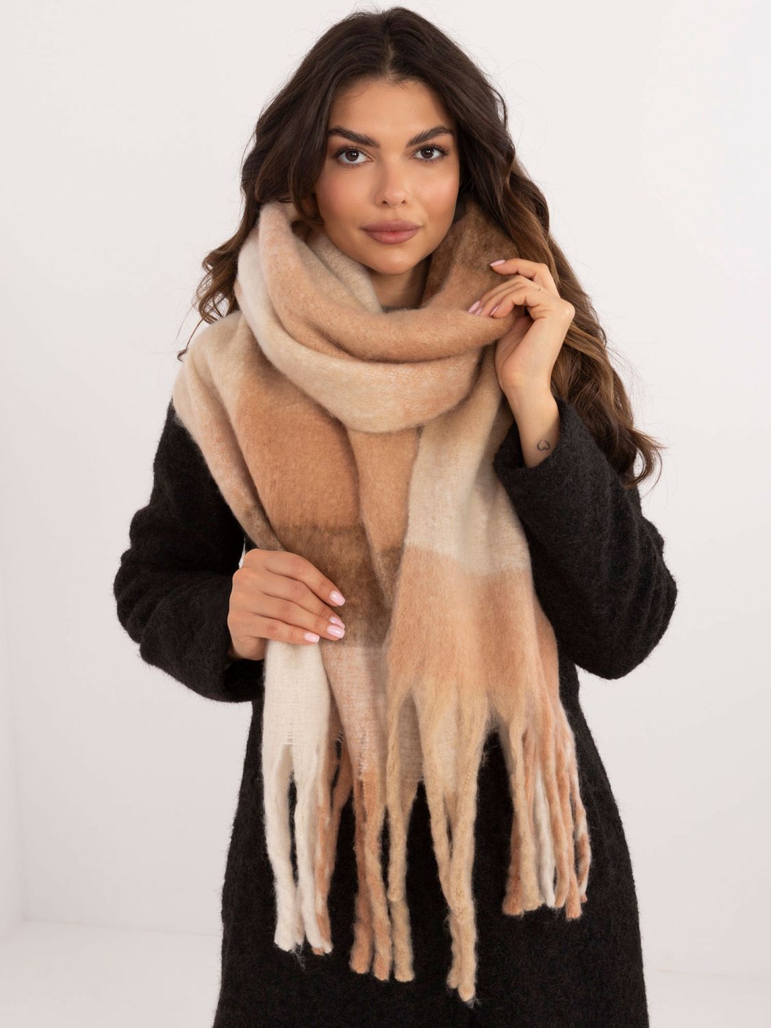 Hnedý šál s károvaným vzorom