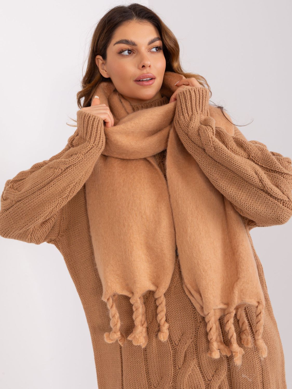 Elegantný svetlohnedý šál