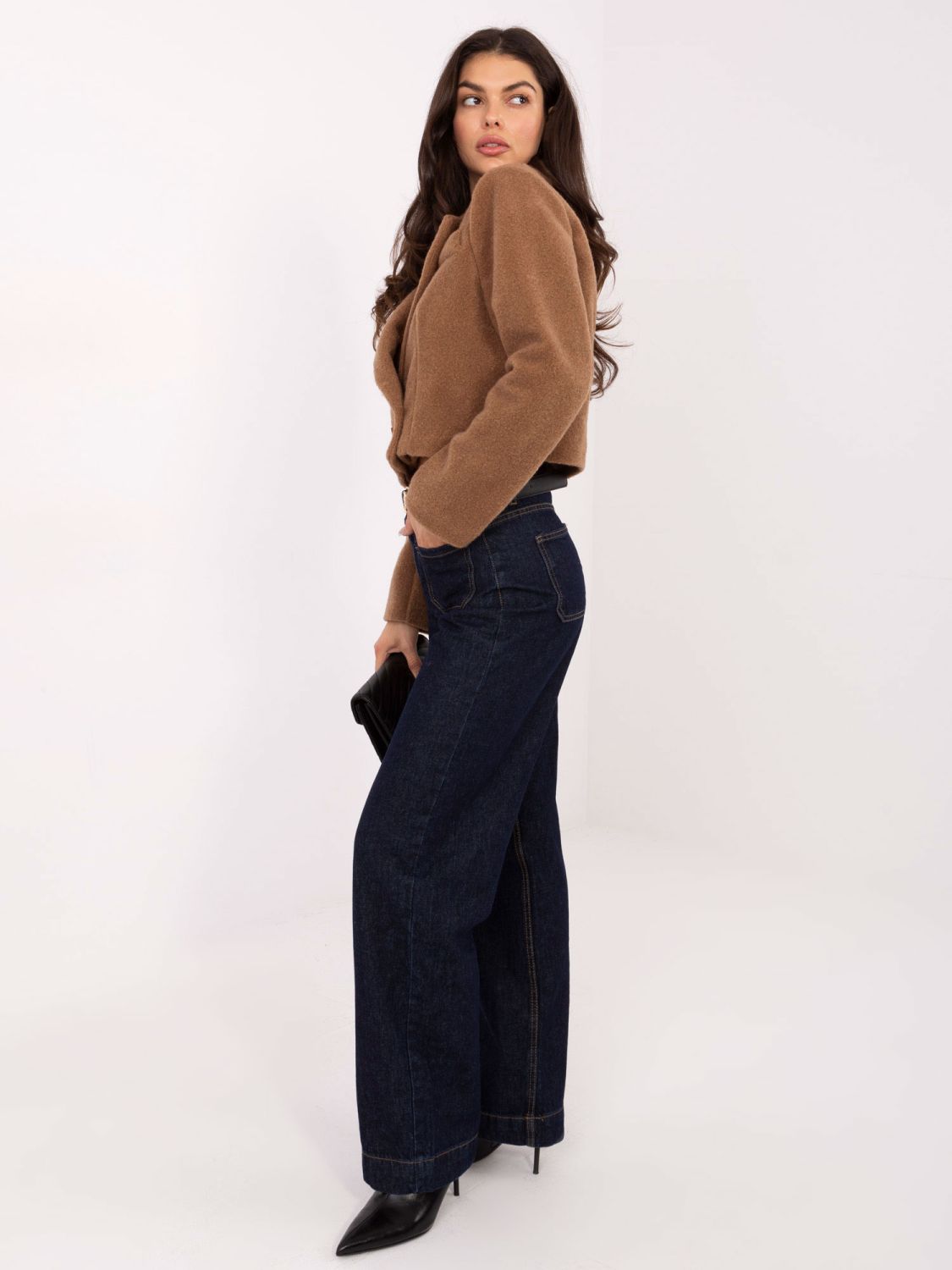 Krátky elegantný kabát v hnedej farbe