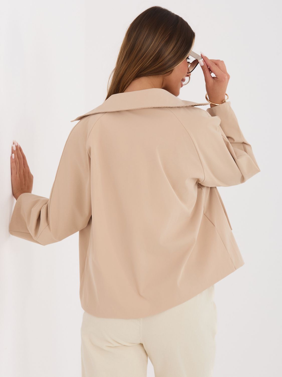 Krátky prechodný kabát v camel farbe