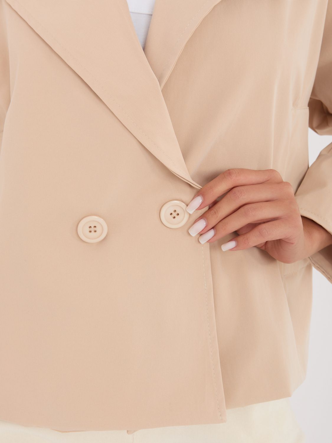 Krátky prechodný kabát v camel farbe