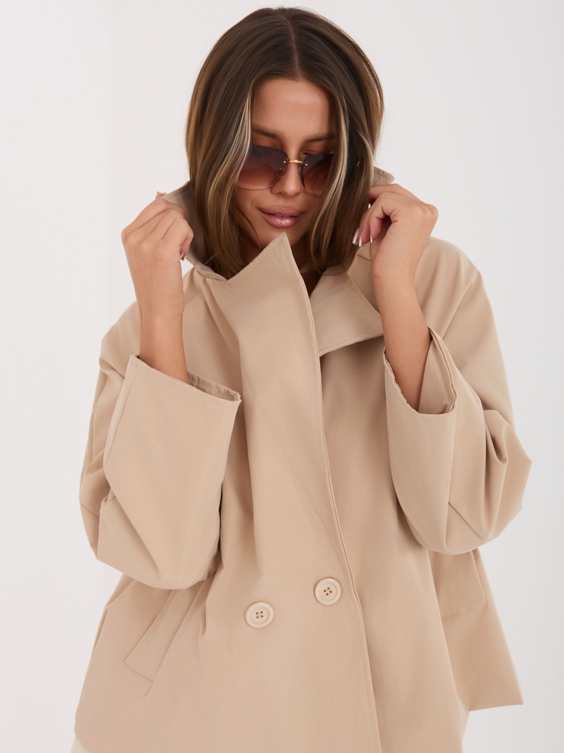 Krátky prechodný kabát v camel farbe