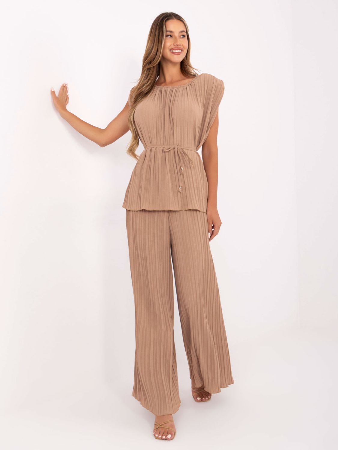 Elegantný komplet v camelovej farbe