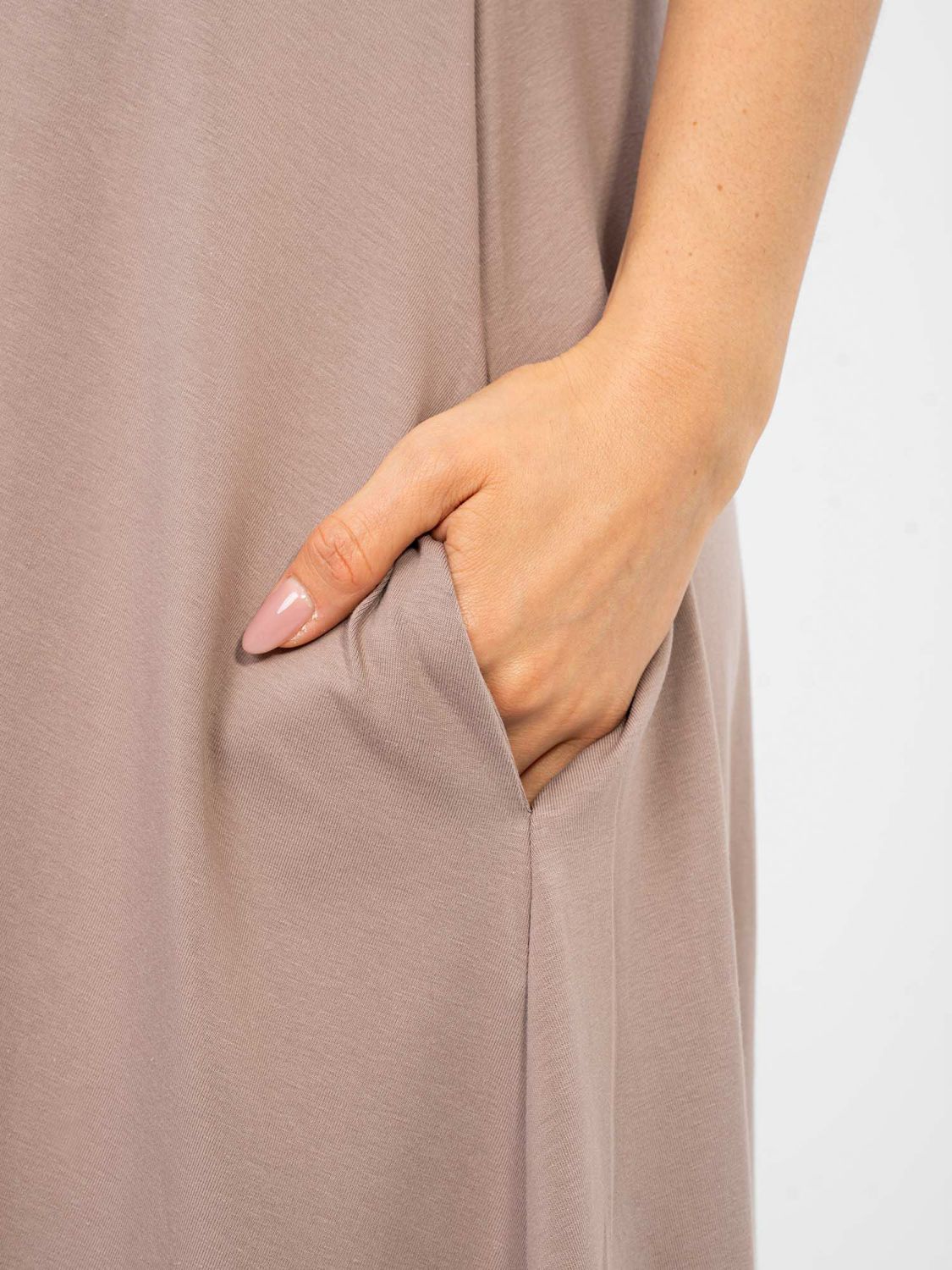 Béžové maxi šaty s V-výstrihom a vreckami