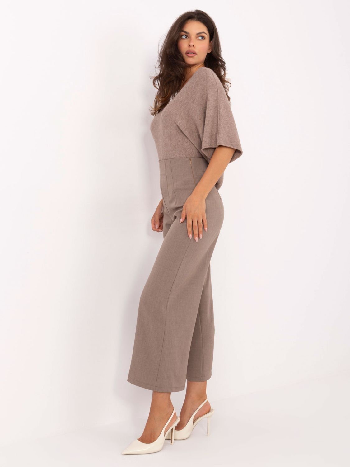 Elegantné tmavobéžové nohavice s vysokým pásom