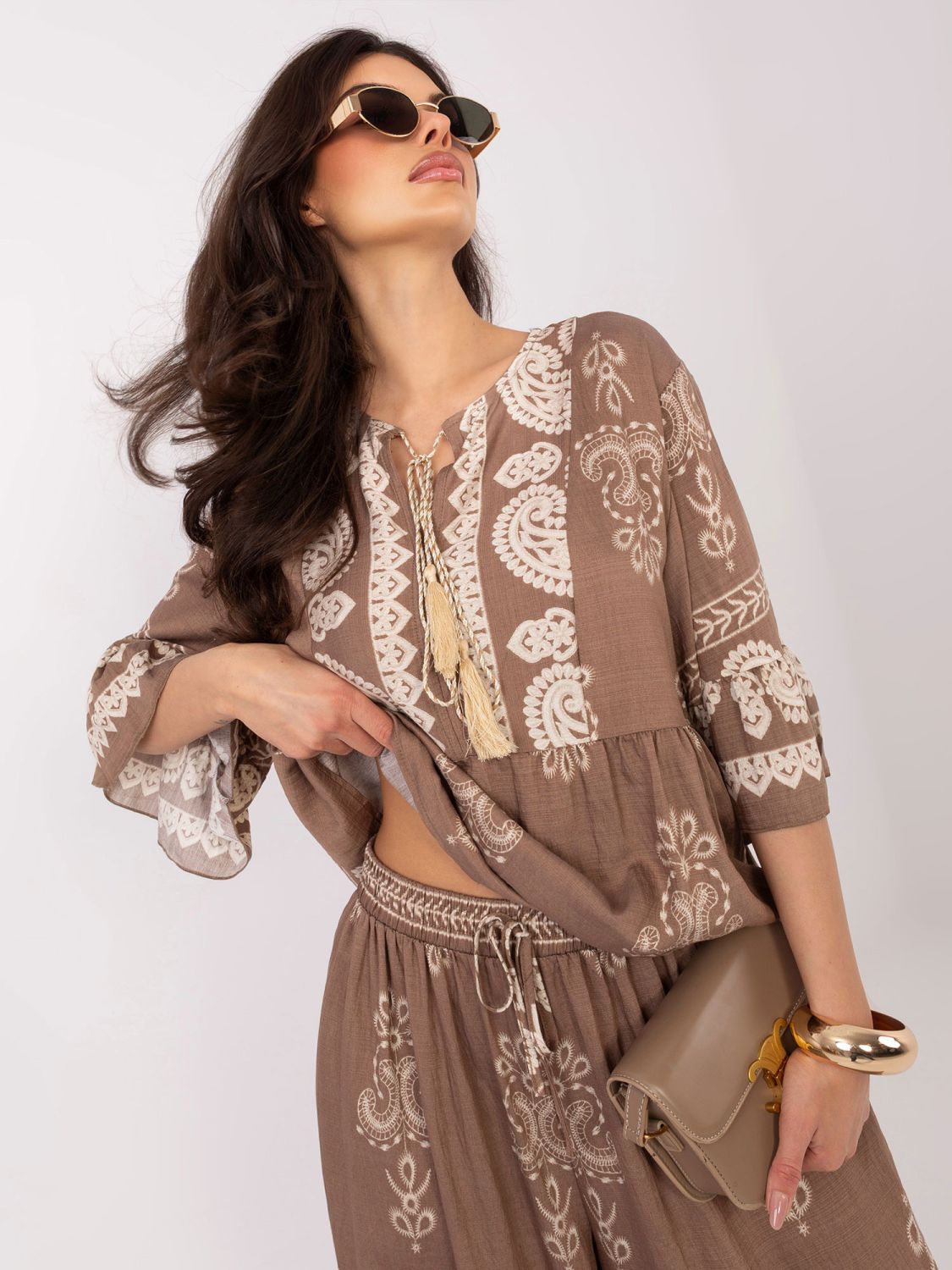 Béžový komplet s potlačou a viazaním