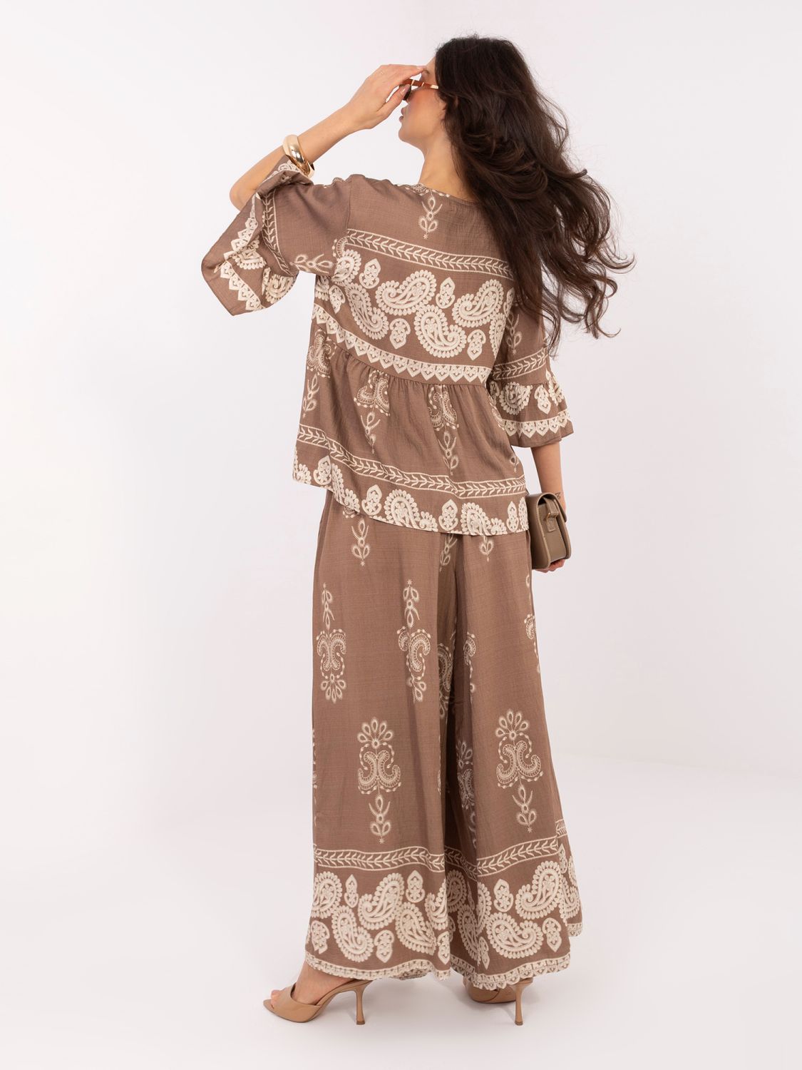 Béžový komplet s potlačou a viazaním