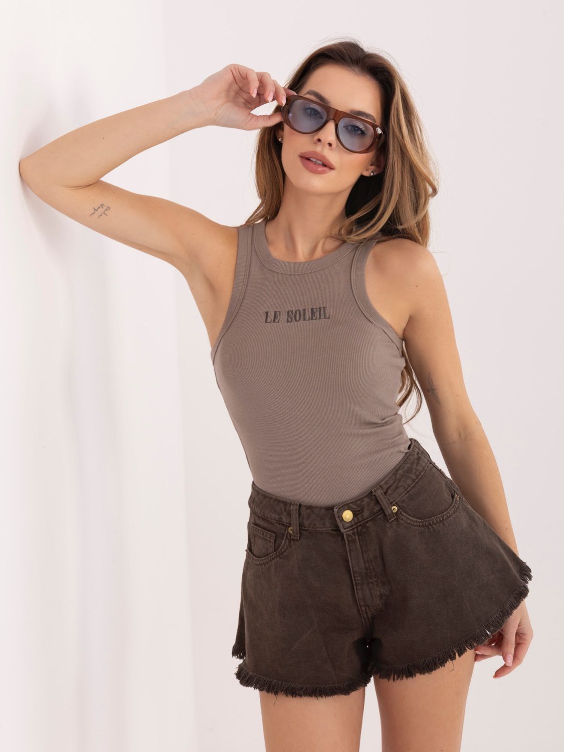 Béžový prúžkovaný top s výšivkou