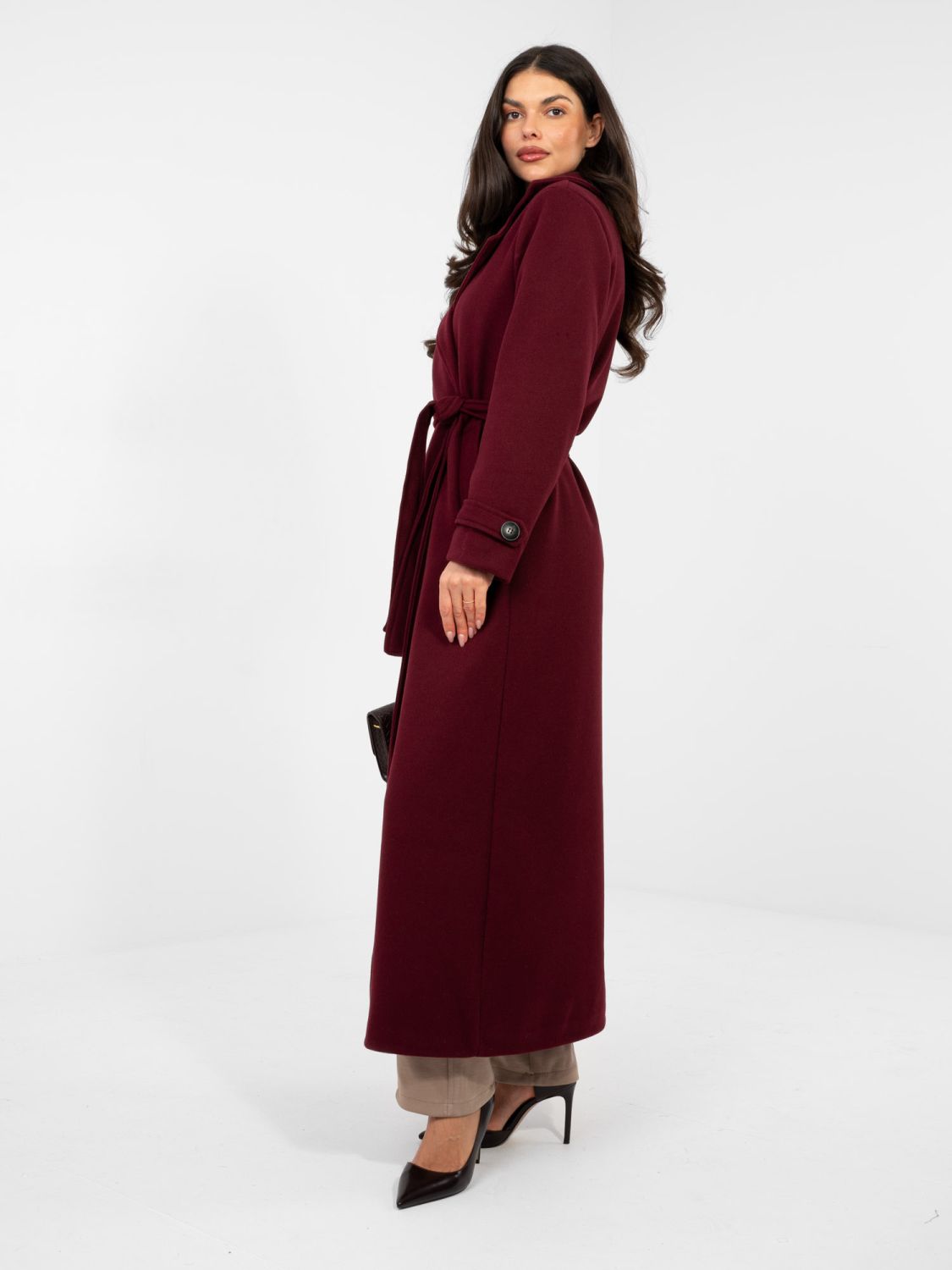 Elegantný červený prechodný kabát s opaskom