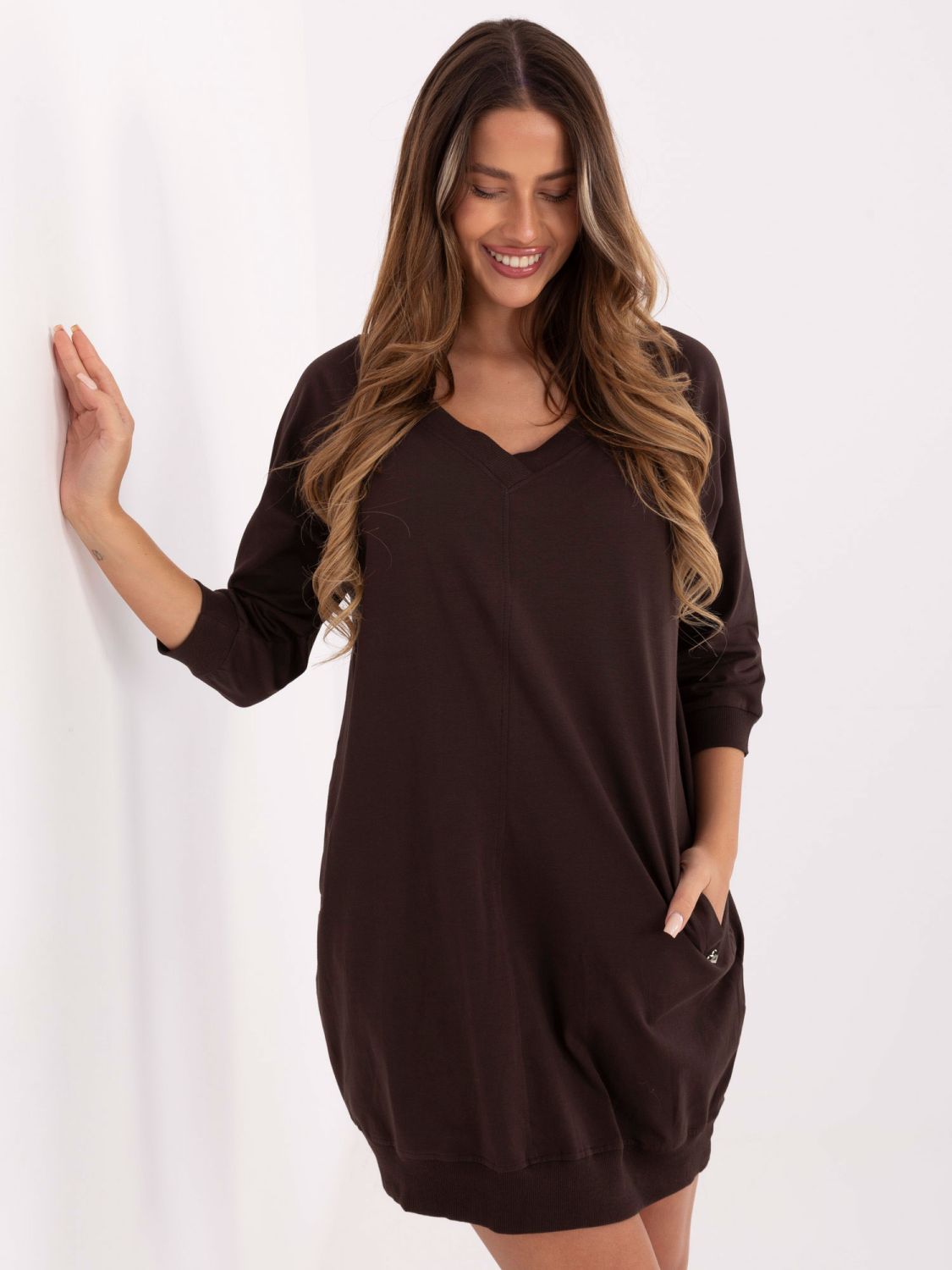 Hnedé bavlnené šaty s 3/4 rukávom a V-výstrihom