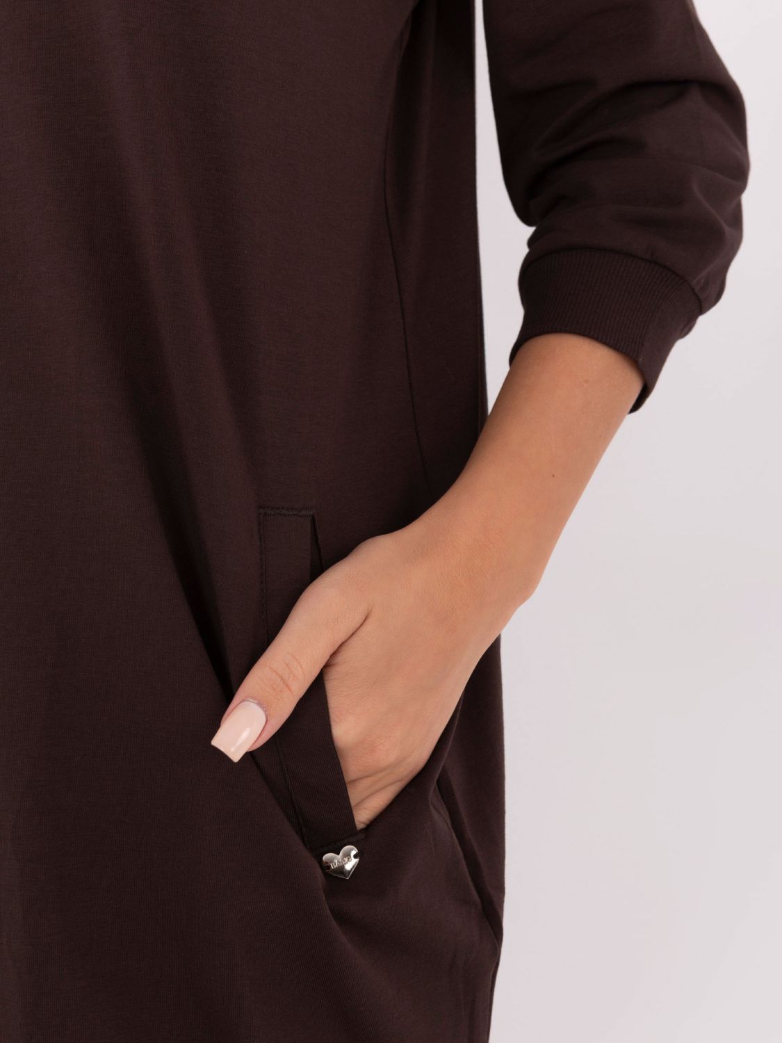 Hnedé bavlnené šaty s 3/4 rukávom a V-výstrihom