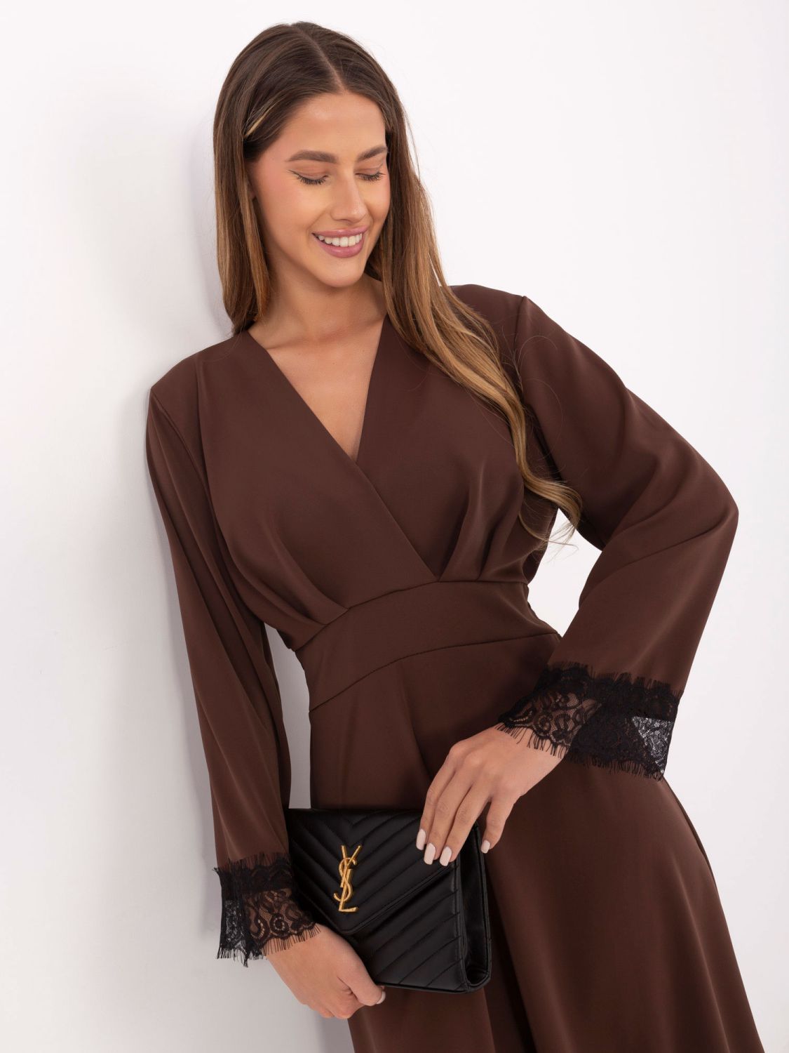 Elegantné hnedé midi šaty s čipkou a dlhým rukávom