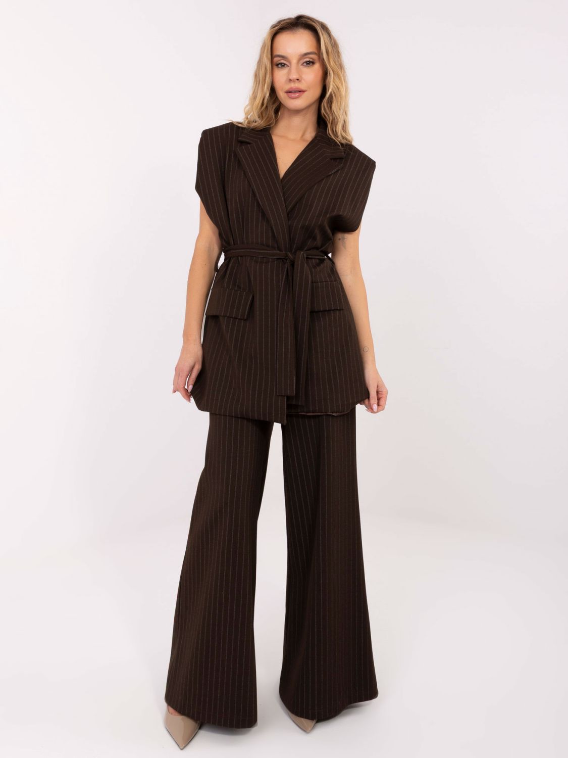 Elegantná hnedá pruhovaná vesta s opaskom
