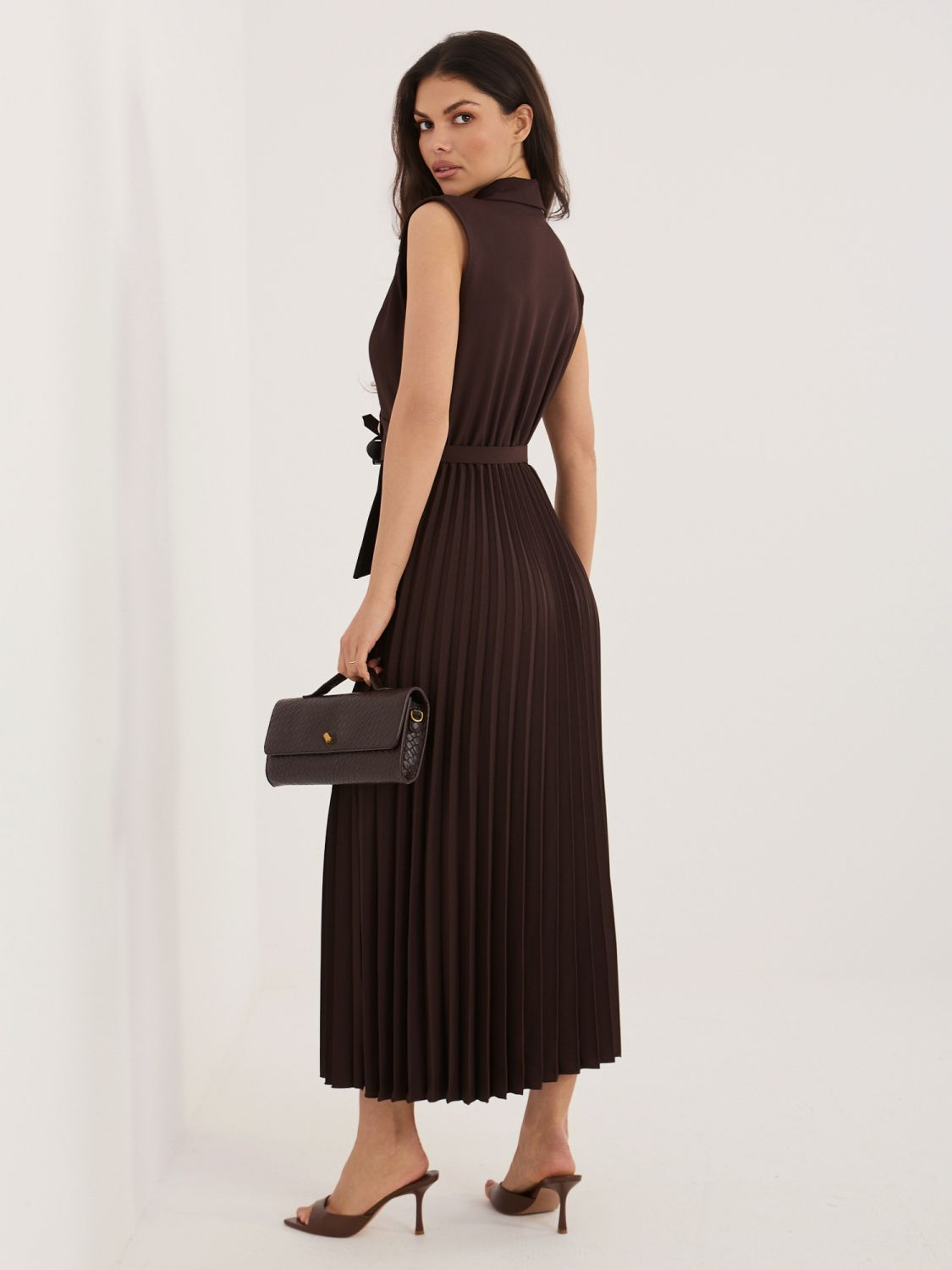 Elegantné hnedé midi šaty s opaskom a flitrami