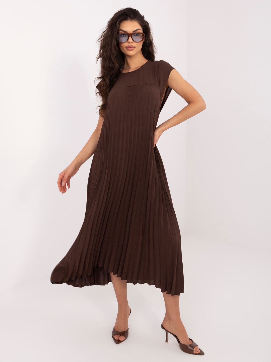 Hnedé midi koktejlové šaty bez rukávov