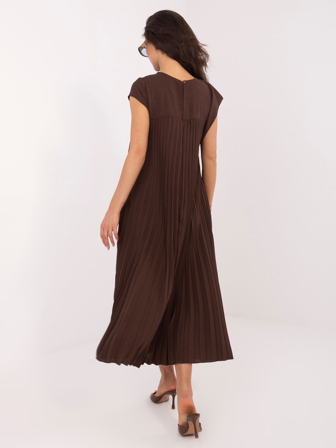 Hnedé midi koktejlové šaty bez rukávov