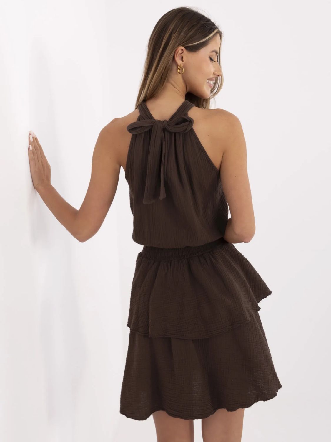 Tmavohnedé minišaty s volánom a viazaním