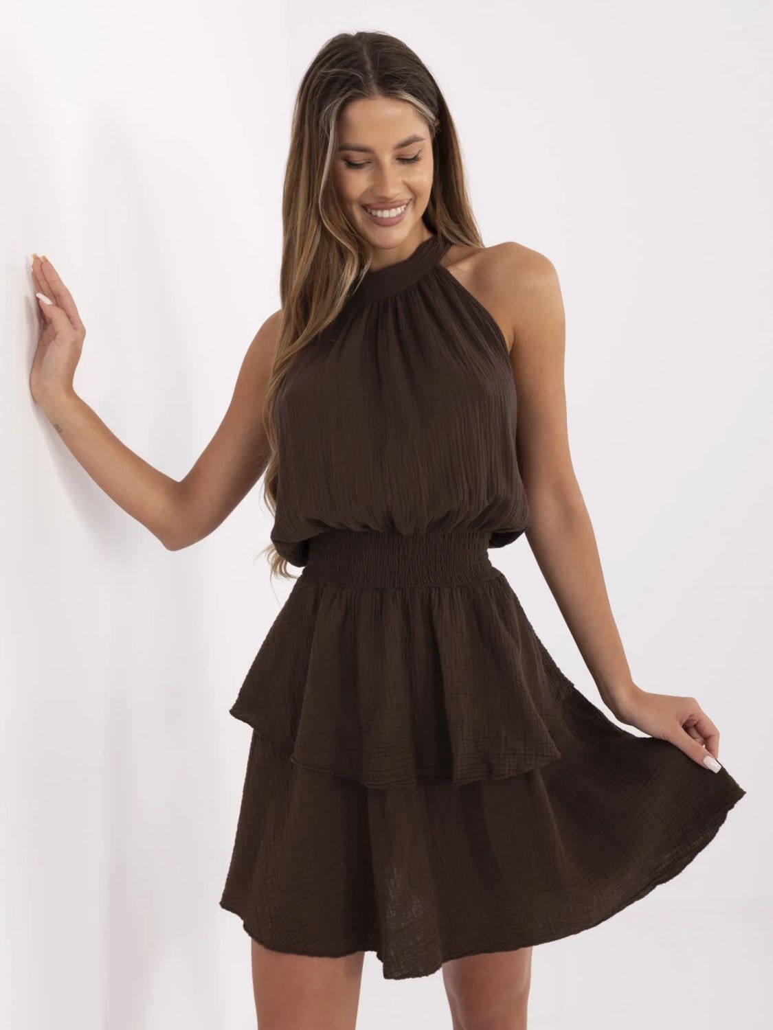 Tmavohnedé minišaty s volánom a viazaním