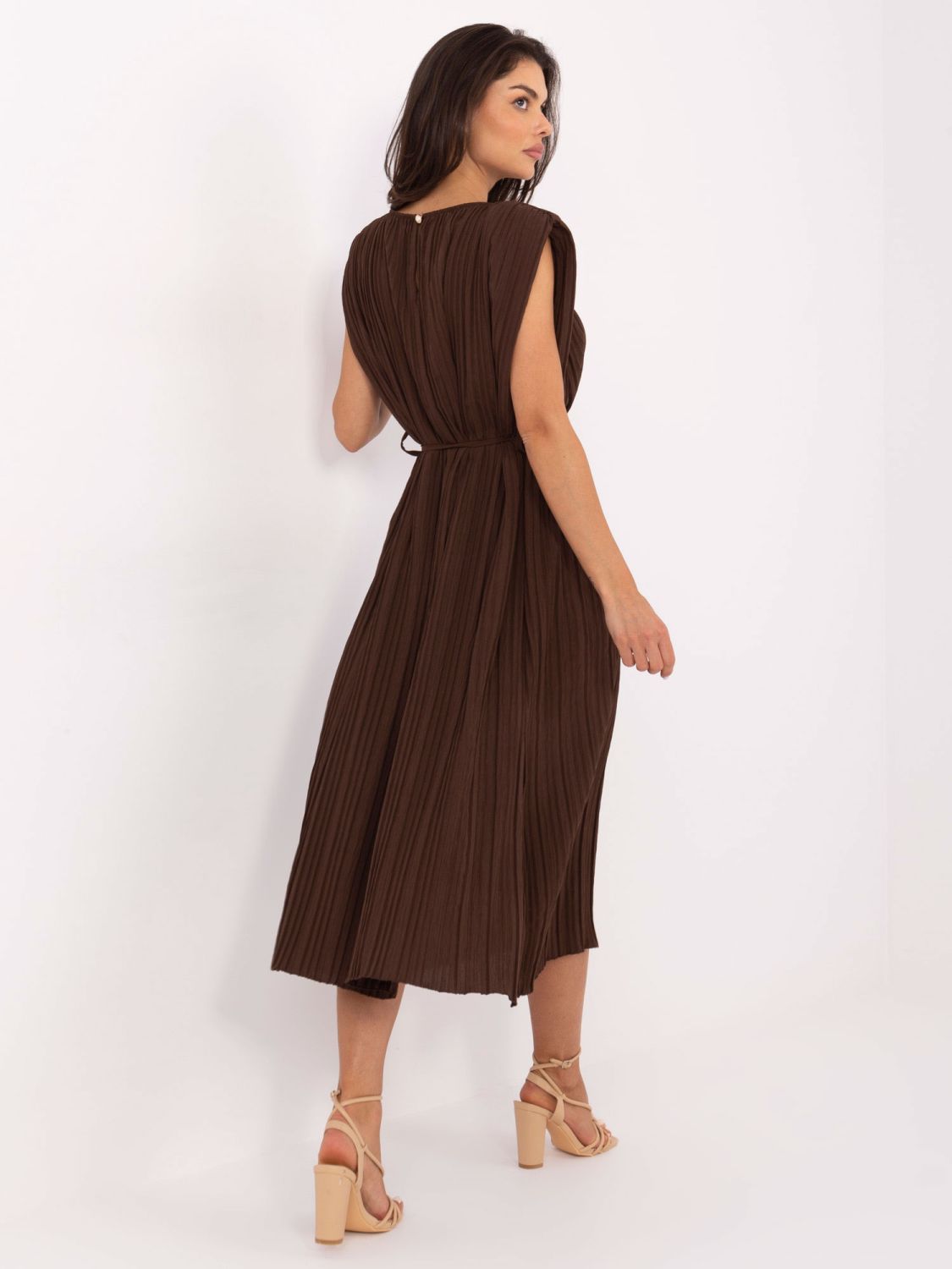 Elegantné midi šaty v tmavohnedej farbe