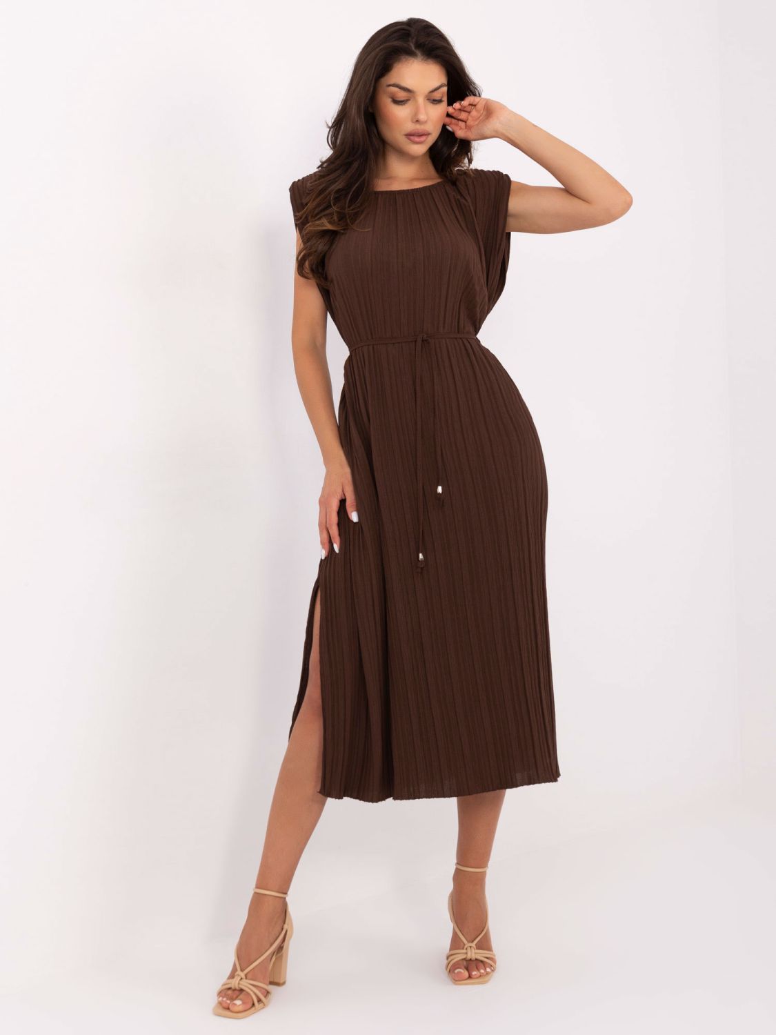 Elegantné midi šaty v tmavohnedej farbe