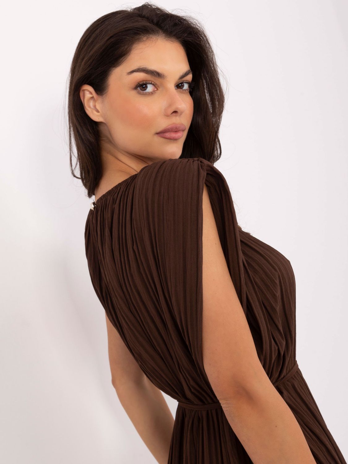 Elegantné midi šaty v tmavohnedej farbe