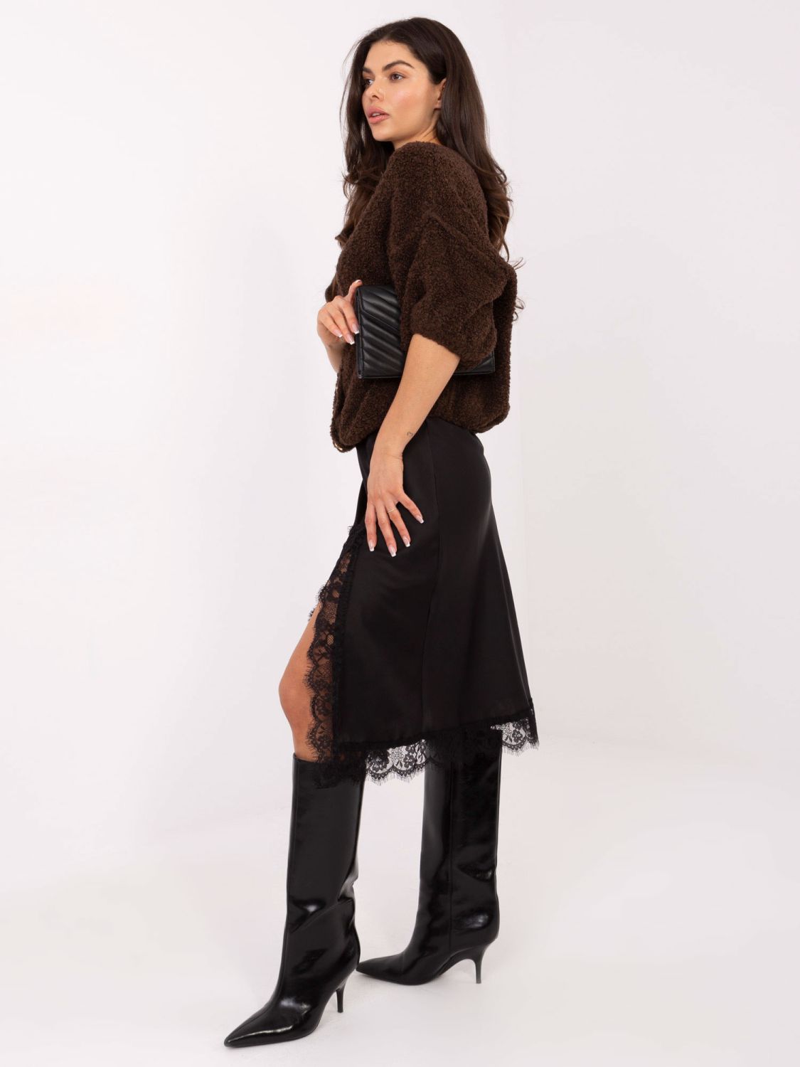 Elegantný hnedý pulóver s 3/4 rukávmi a gombíkmi