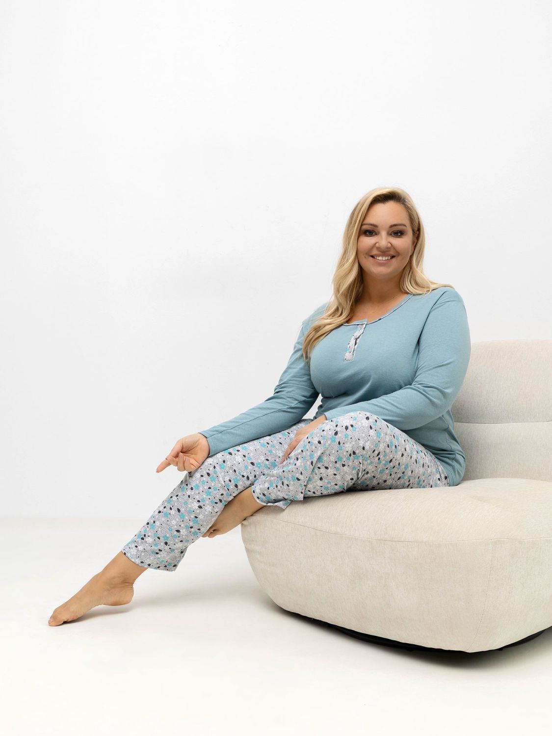 Dámske bavlnené pyžamo s kvetinovým vzorom a gombíkmi