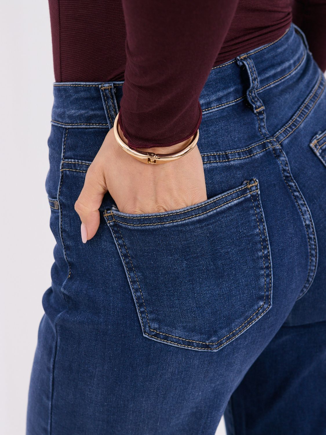 Tmavomodré mom jeans s vysokým pásom