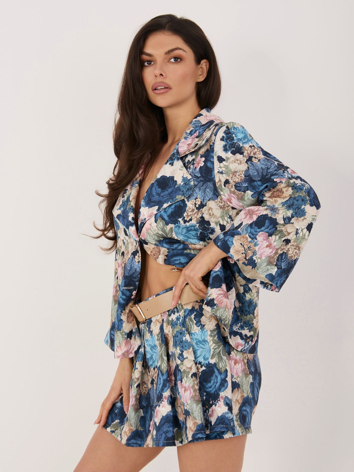 Tmavomodré kvetované šortky so širokými nohavicami a opaskom