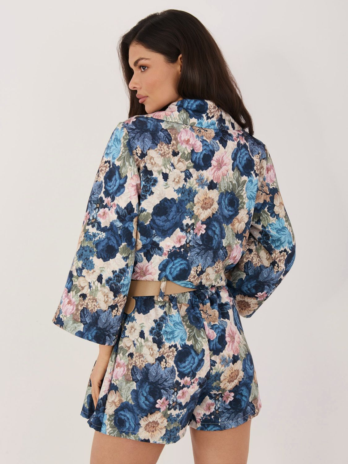 Tmavomodré kvetované šortky so širokými nohavicami a opaskom