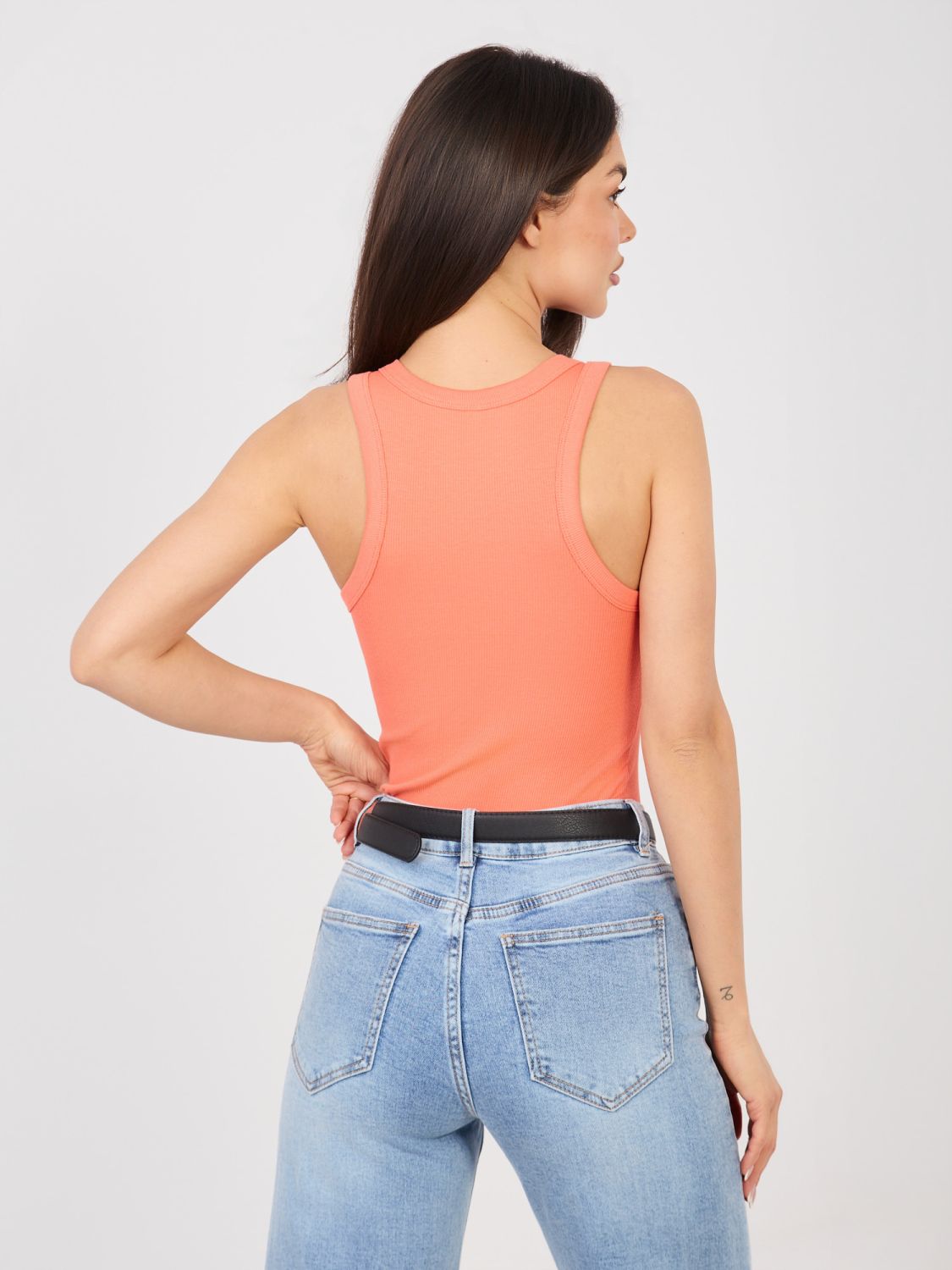 Rebrovaný oranžový top bez rukávov