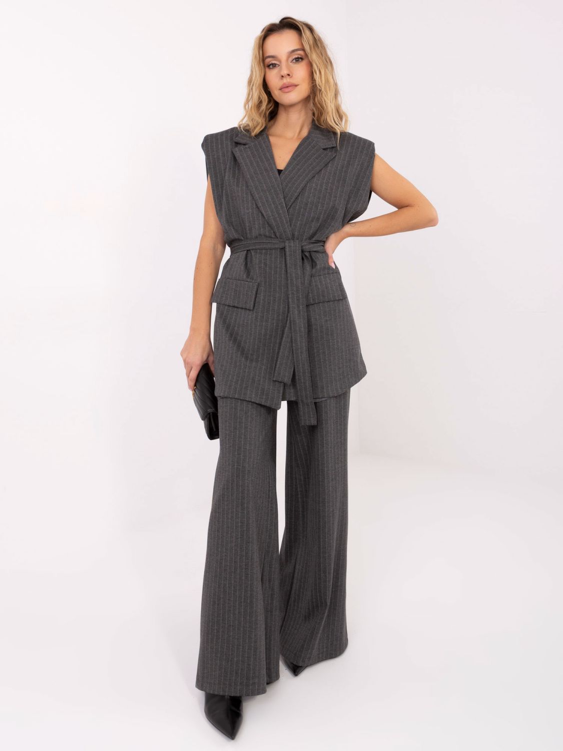 Elegantná sivá pruhovaná vesta s opaskom