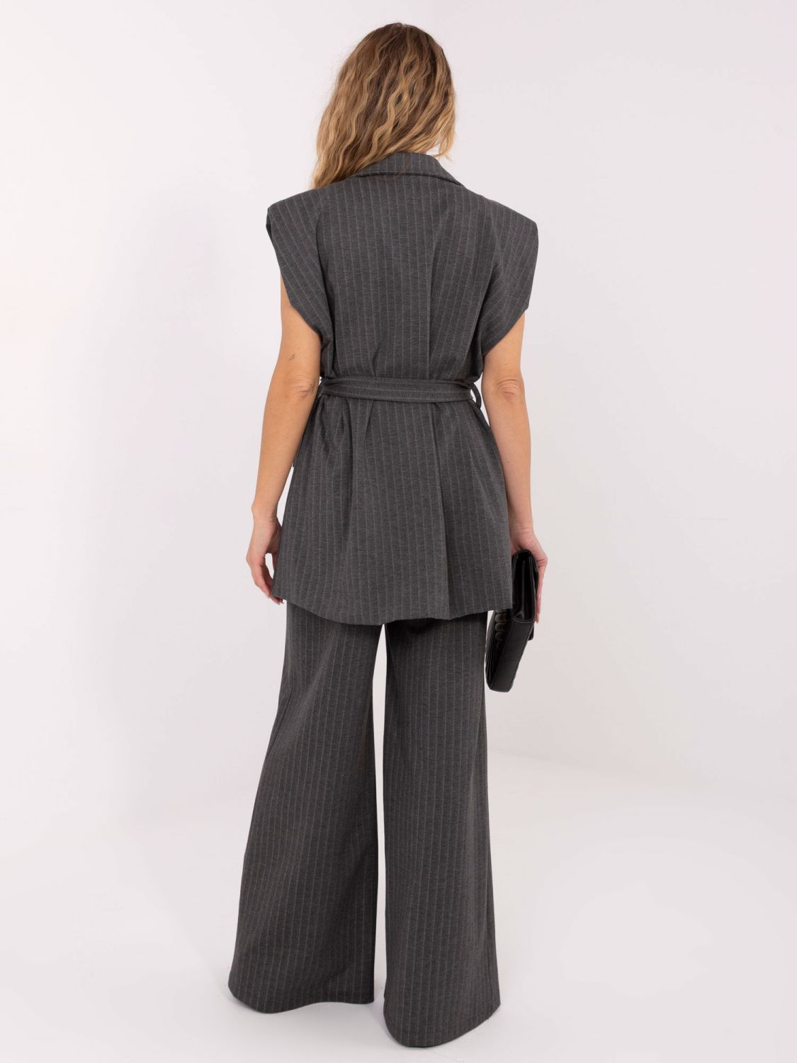 Elegantná sivá pruhovaná vesta s opaskom