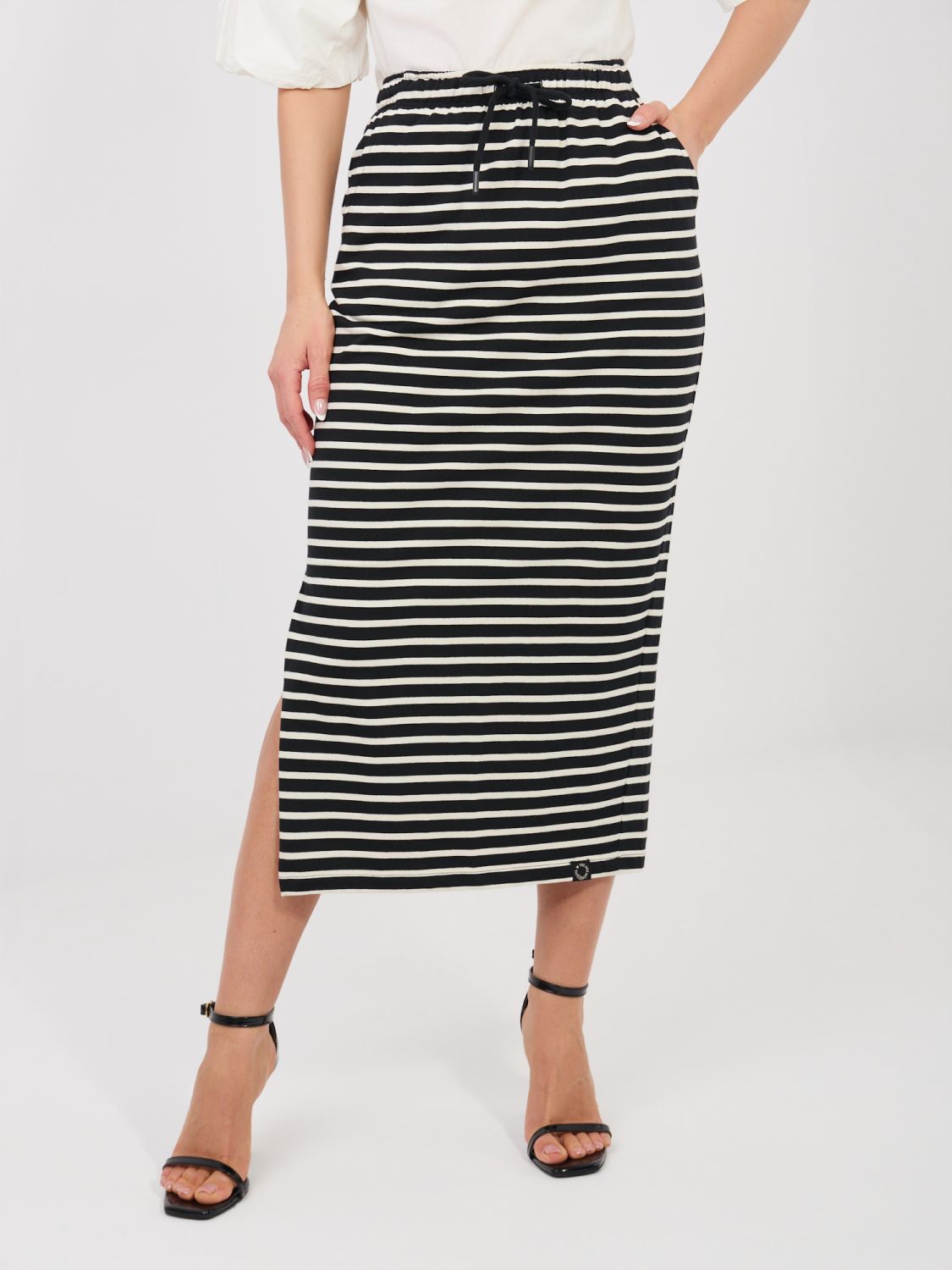 Čierna midi sukňa s pásikmi a vreckami