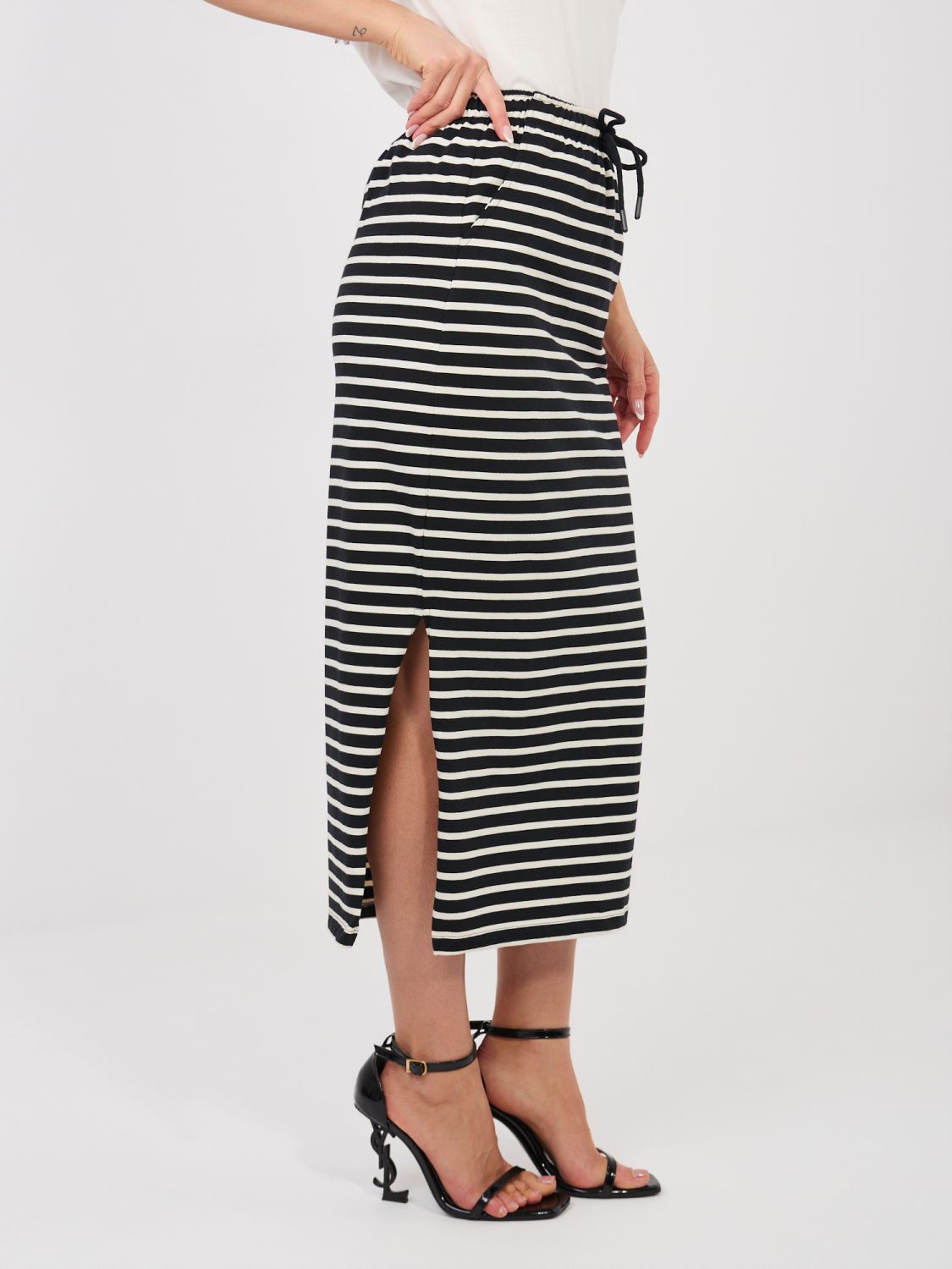 Čierna midi sukňa s pásikmi a vreckami