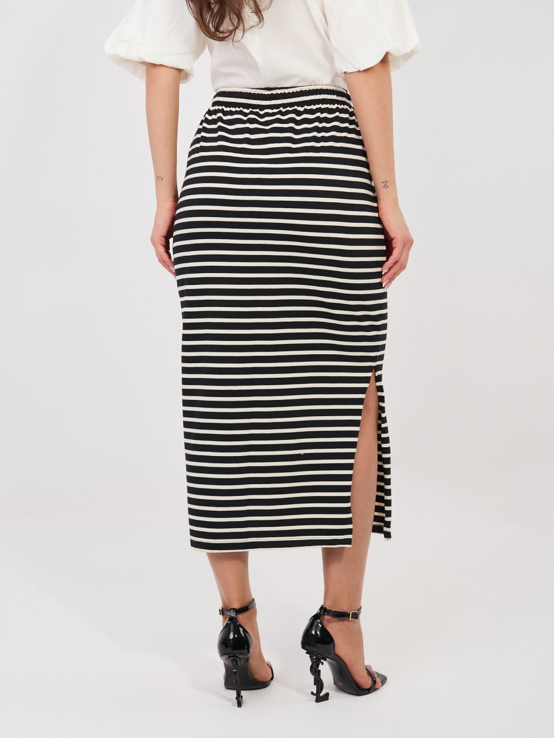 Čierna midi sukňa s pásikmi a vreckami