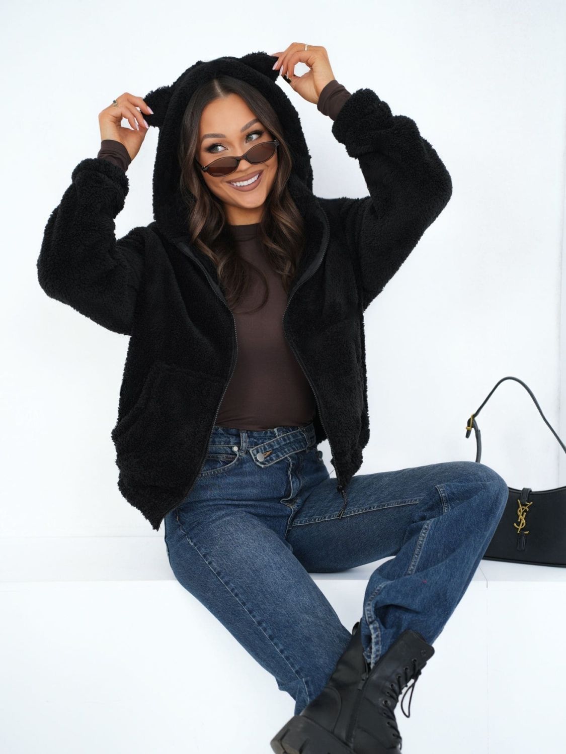 Čierna mikina so zipsom a kapucňou